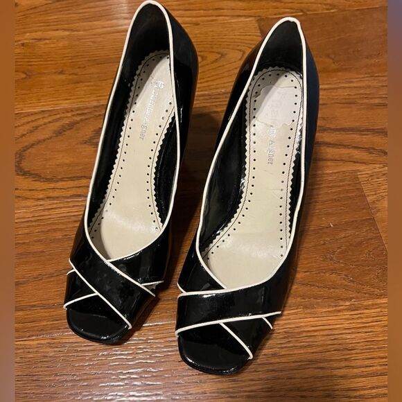 Etienne Aigner gorgeous Gabriel size 9 patent leather black & cream wedge pumps - Picture 1 of 12